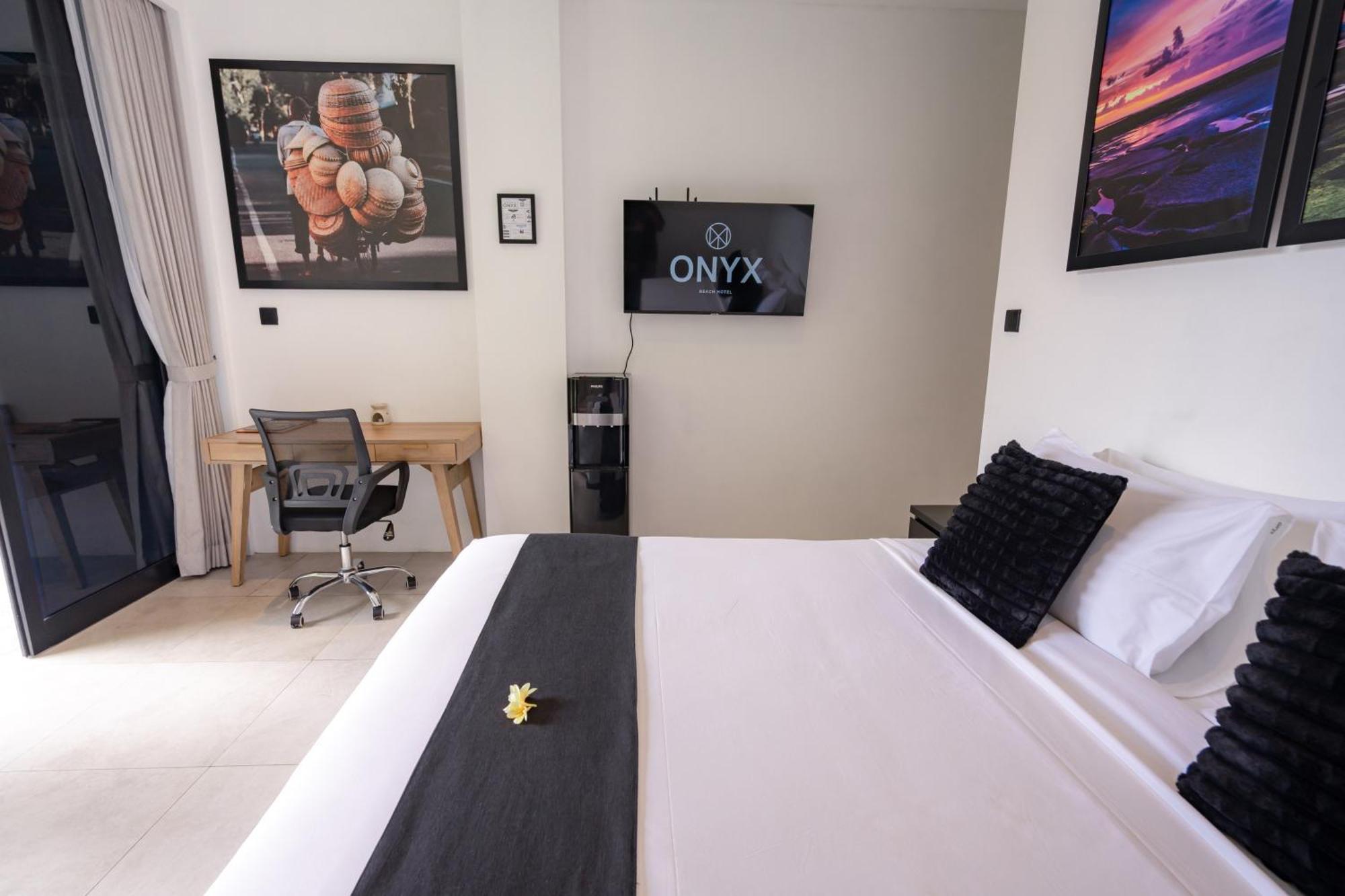Onyx Beach Hotel Canggu Buitenkant foto