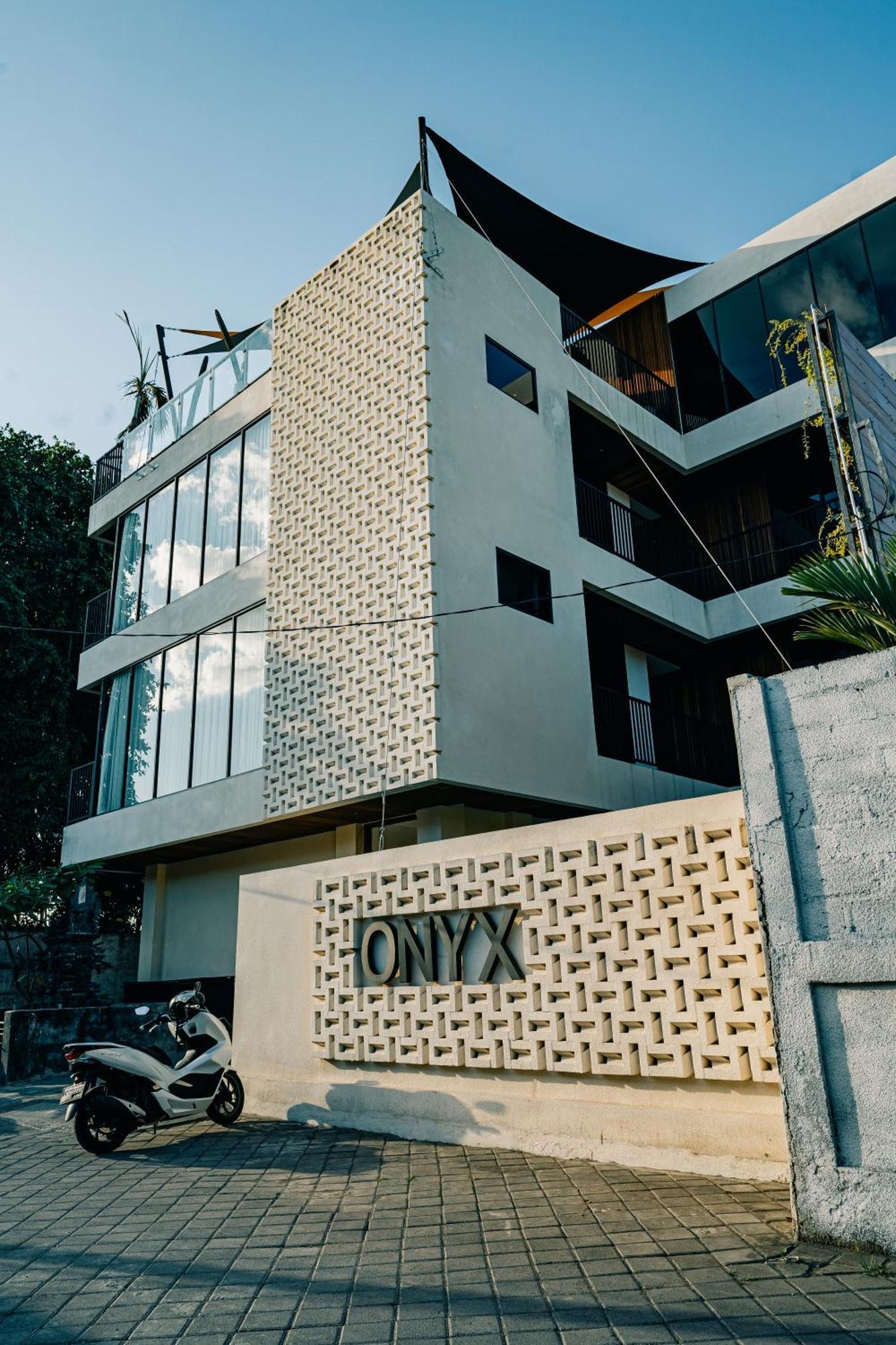 Onyx Beach Hotel Canggu Buitenkant foto