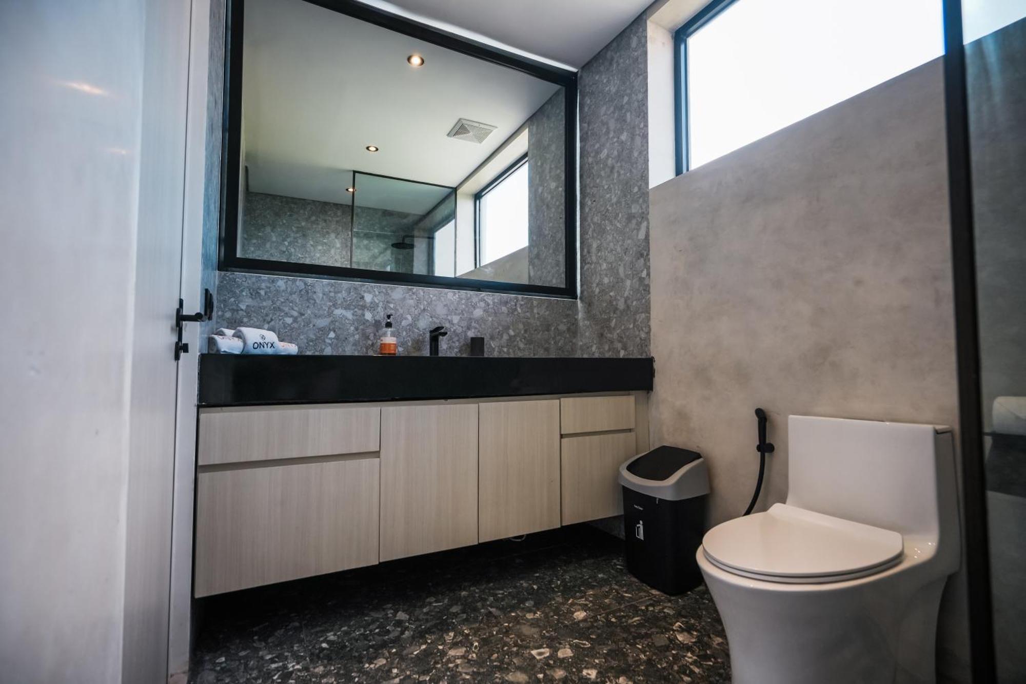 Onyx Beach Hotel Canggu Buitenkant foto