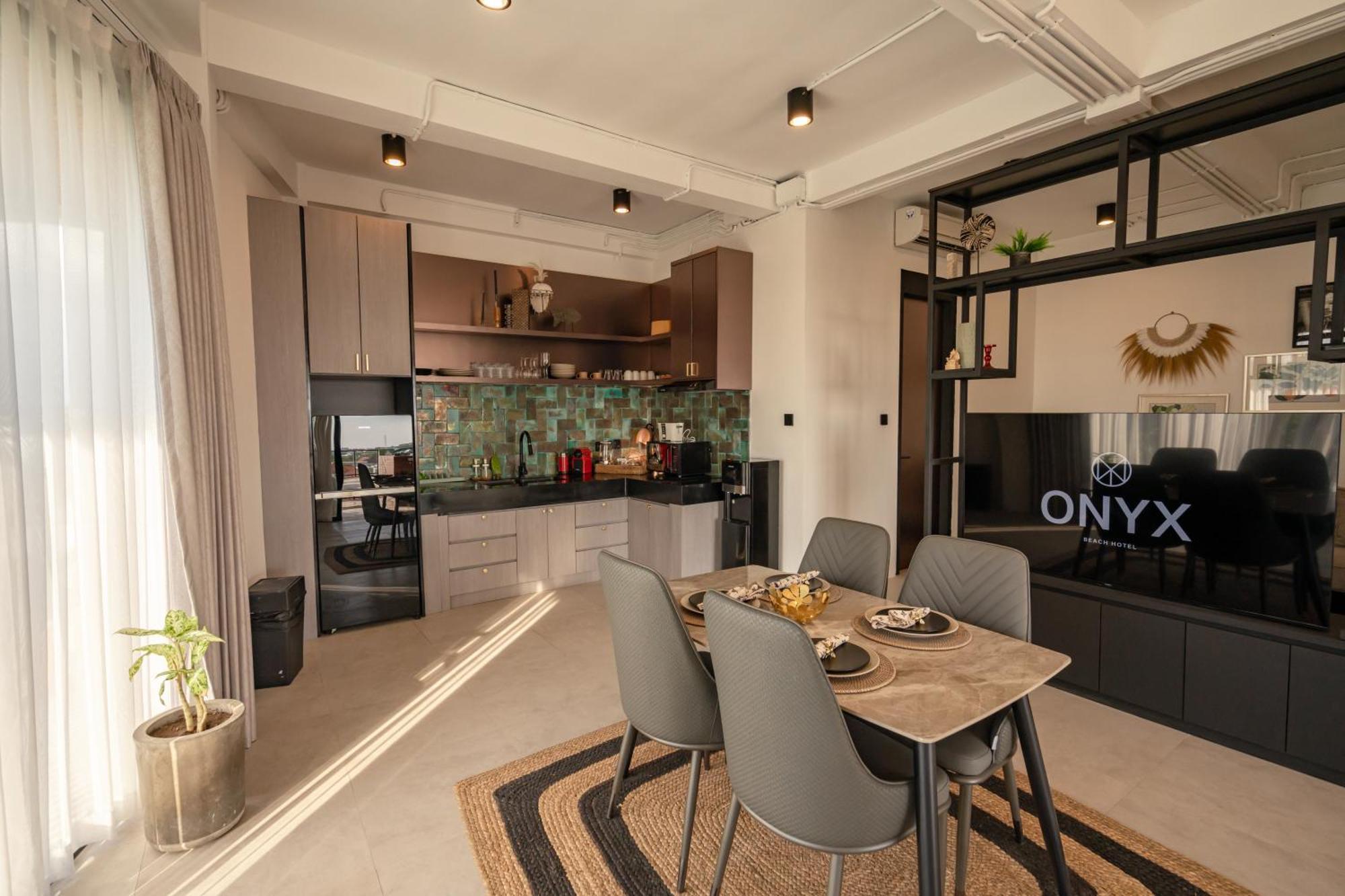 Onyx Beach Hotel Canggu Buitenkant foto